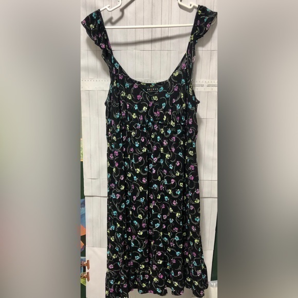 Axcess Dresses & Skirts - 🧊Axcess by Liz Claiborne black rayon Sun dress with flower pattern